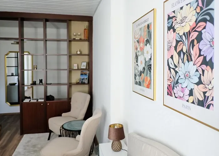 Newly Renovated In The Center Of Apartment *